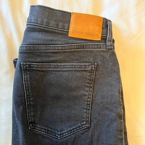 Aritzia Denim Forum Arlo high rise straight jeans. Size 32. 28 length.